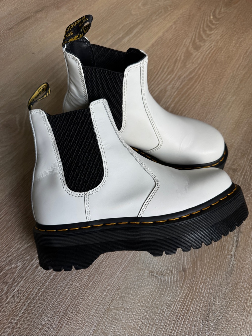 Dr Martens Chelsea platform boot EU38/US7L smoothie white leather
